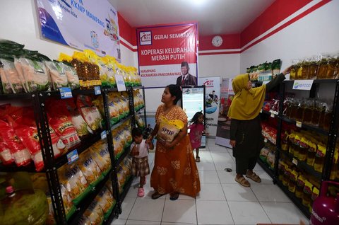 Warga berbelanja di gerai sembako Koperasi Merah Putih di Kelurahan Mampang, Kota Depok, Jawa Barat, Senin (21/7/2025).  Hari ini, Presiden Prabowo meresmikan sekitar 80 ribu koperasi merah putih yang tersebar di seluruh desa/ kelurahan di Indonesia.
