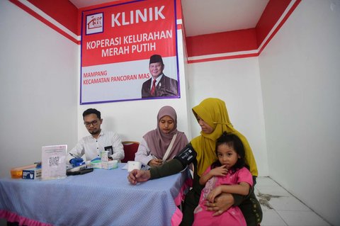 Warga memeriksakan tensi tekanan darah pada klinik kesehatan Koperasi Merah Putih di Kelurahan Mampang, Kota Depok, Jawa Barat, Senin (21/7/2025).  Hari ini, Presiden Prabowo meresmikan sekitar 80 ribu koperasi merah putih yang tersebar di seluruh desa/ kelurahan di Indonesia.