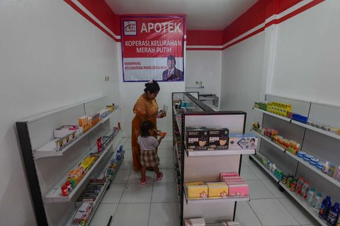 Warga membeli obat-obatan pada apotek Koperasi Merah Putih di Kelurahan Mampang, Kota Depok, Jawa Barat, Senin (21/7/2025).  Hari ini, Presiden Prabowo meresmikan sekitar 80 ribu koperasi merah putih yang tersebar di seluruh desa/ kelurahan di Indonesia.