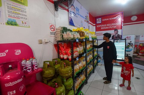 Warga berbelanja pada gerai sembako Koperasi Merah Putih di Kelurahan Mampang, Kota Depok, Jawa Barat, Senin (21/7/2025).  Hari ini, Presiden Prabowo meresmikan sekitar 80 ribu koperasi merah putih yang tersebar di seluruh desa/ kelurahan di Indonesia.