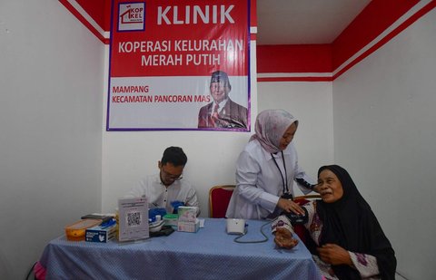 Warga memeriksakan kesehatannya pada klinik Koperasi Merah Putih di Kelurahan Mampang, Kota Depok, Jawa Barat, Senin (21/7/2025).  Hari ini, Presiden Prabowo meresmikan sekitar 80 ribu koperasi merah putih yang tersebar di seluruh desa/ kelurahan di Indonesia.