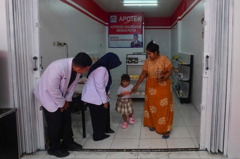 Petugas menyambut pengunjung pada apotek Koperasi Merah Putih di Kelurahan Mampang, Kota Depok, Jawa Barat, Senin (21/7/2025).  Hari ini, Presiden Prabowo meresmikan sekitar 80 ribu koperasi merah putih yang tersebar di seluruh desa/ kelurahan di Indonesia.