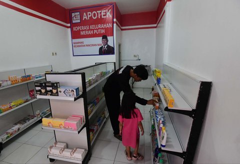 Warga membeli obat pada apotek Koperasi Merah Putih di Kelurahan Mampang, Kota Depok, Jawa Barat, Senin (21/7/2025).  Hari ini, Presiden Prabowo meresmikan sekitar 80 ribu koperasi merah putih yang tersebar di seluruh desa/ kelurahan di Indonesia.