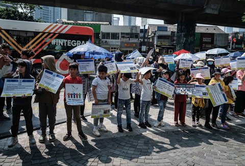Pengungsi dan pencari suaka Afghanistan dari kelompok etnis Hazara melakukan aksi di depan kantor pusat Organisasi Internasional untuk Migrasi (IOM) di Jakarta, Senin (21/07/2025).