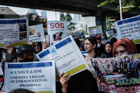 Pengungsi dan pencari suaka Afghanistan dari kelompok etnis Hazara melakukan aksi di depan kantor pusat Organisasi Internasional untuk Migrasi (IOM) di Jakarta, Senin (21/07/2025).