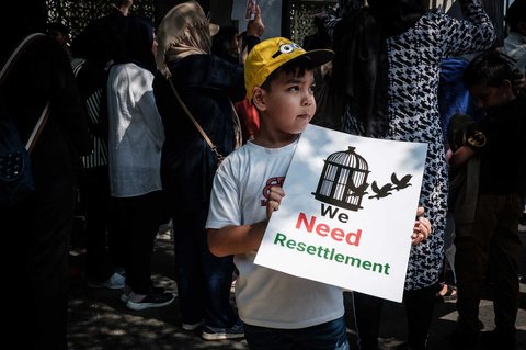 Pengungsi dan pencari suaka Afghanistan dari kelompok etnis Hazara melakukan aksi di depan kantor pusat Organisasi Internasional untuk Migrasi (IOM) di Jakarta, Senin (21/07/2025).