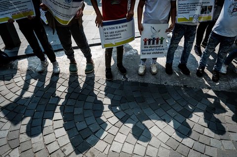 Pengungsi dan pencari suaka Afghanistan dari kelompok etnis Hazara melakukan aksi di depan kantor pusat Organisasi Internasional untuk Migrasi (IOM) di Jakarta, Senin (21/07/2025).