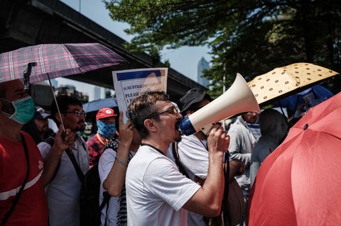 Pengungsi dan pencari suaka Afghanistan dari kelompok etnis Hazara melakukan aksi di depan kantor pusat Organisasi Internasional untuk Migrasi (IOM) di Jakarta, Senin (21/07/2025).