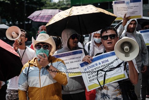 Pengungsi dan pencari suaka Afghanistan dari kelompok etnis Hazara melakukan aksi di depan kantor pusat Organisasi Internasional untuk Migrasi (IOM) di Jakarta, Senin (21/07/2025).