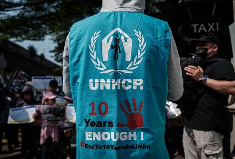 Pengungsi dan pencari suaka Afghanistan dari kelompok etnis Hazara melakukan aksi di depan kantor pusat Organisasi Internasional untuk Migrasi (IOM) di Jakarta, Senin (21/07/2025).