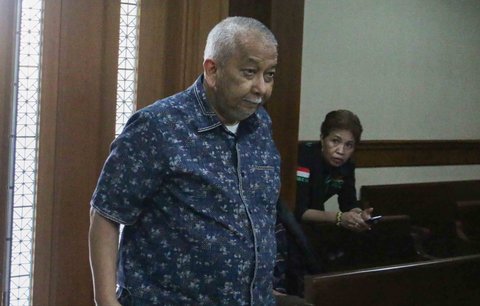 Eks Direktur Jenderal Perkeretaapian Kementerian Perhubungan (Dirjen KA Kemenhub), Prasetyo Boeditjahjono saat menjalani siding putusan di Pengadilan Tipikor, Jakarta, Senin (21/07/2025).