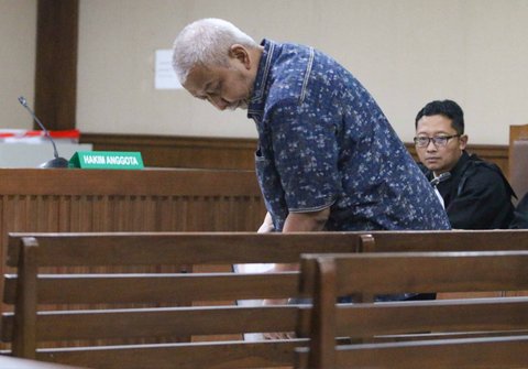 Eks Direktur Jenderal Perkeretaapian Kementerian Perhubungan (Dirjen KA Kemenhub), Prasetyo Boeditjahjono saat menjalani siding putusan di Pengadilan Tipikor, Jakarta, Senin (21/07/2025).