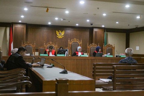 Eks Direktur Jenderal Perkeretaapian Kementerian Perhubungan (Dirjen KA Kemenhub), Prasetyo Boeditjahjono saat menjalani siding putusan di Pengadilan Tipikor, Jakarta, Senin (21/07/2025).