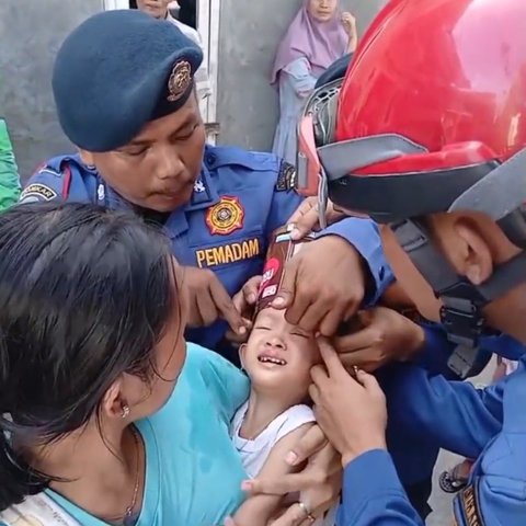 Petugas Damkar Lepaskan Kaleng Biskuit dari Kepala Balita