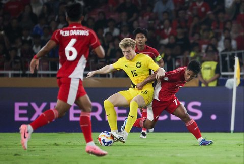 Pesepak bola Timnas U-23 Indonesia berebut bola Tony Firmansyah dengan pesepak bola Timnas U-23 Malaysia Fergus Tierney  dalam pertandingan penyisihan Grup A Piala AFF U-23 2025 di Stadion Utama Gelora Bung Karno (SUGBK), Senayan, Jakarta, Senin (21/7/2025).