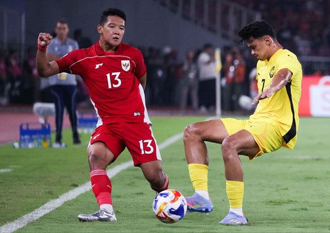 Pesepak bola Timnas U-23 Indonesia Muhammad Buffon berebut bola dengan pesepak bola Timnas U-23 Malaysia Muhammad Haqimi Azim Bin Rosli dalam pertandingan penyisihan Grup A Piala AFF U-23 2025 di Stadion Utama Gelora Bung Karno (SUGBK), Senayan, Jakarta, Senin (21/7/2025).