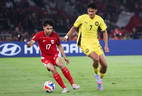 Pesepak bola Timnas U-23 Indonesia Victor Benjamin Dethan berebut bola dengan pesepak bola Timnas U-23 Malaysia Muhammad Haqimi Azim Bin Rosli dalam pertandingan penyisihan Grup A Piala AFF U-23 2025 di Stadion Utama Gelora Bung Karno (SUGBK), Senayan, Jakarta, Senin (21/7/2025).