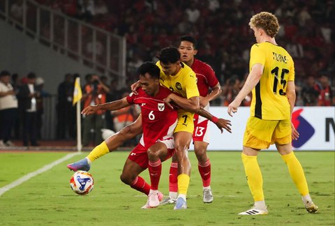 Pesepak bola Timnas U-23 Indonesia Robi Darwis  berebut bola dengan pesepak bola Timnas U-23 Malaysia Muhammad Haqimi Azim Bin Rosli dalam pertandingan penyisihan Grup A Piala AFF U-23 2025 di Stadion Utama Gelora Bung Karno (SUGBK), Senayan, Jakarta, Senin (21/7/2025).