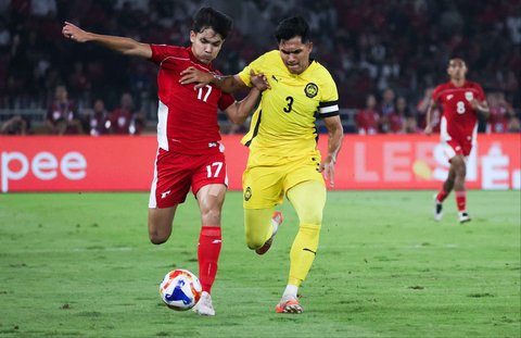 Pesepak bola Timnas U-23 Indonesia Victor Benjamin  berebut bola dengan pesepak bola Timnas U-23 Malaysia Muhammad Ubaidullah dalam pertandingan penyisihan Grup A Piala AFF U-23 2025 di Stadion Utama Gelora Bung Karno (SUGBK), Senayan, Jakarta, Senin (21/7/2025).