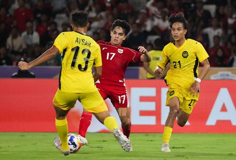 Pesepak bola Timnas U-23 Indonesia Victor Benjamin  berebut bola dengan pesepak bola Timnas U-23 Malaysia Ahmad Aysar dan Muhammad Aiman dalam pertandingan penyisihan Grup A Piala AFF U-23 2025 di Stadion Utama Gelora Bung Karno (SUGBK), Senayan, Jakarta, Senin (21/7/2025).