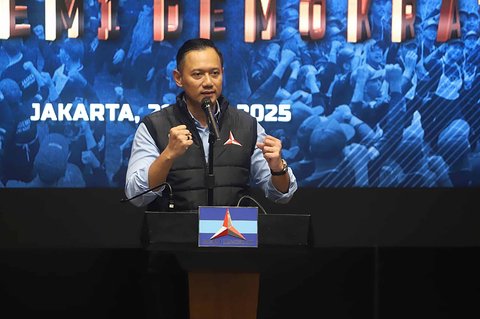 Ketua Umum Partai Demokrat Agus Harimurti Yudhoyono (AHY) saat menghadiri Proklamasi Democracy Forum" Challenges To The Us Democracy & Its Impact On Global Politics" dan Pengukuhan Ikatan Keluarga Alumni  Akademi Demokrat di Gedung DPP Demokrat, Jakarta, Senin (21 Juli 2025).