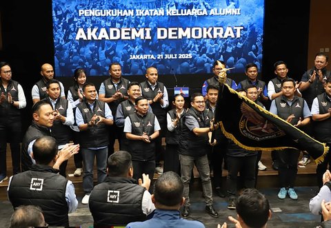Ketua Umum Partai Demokrat Agus Harimurti Yudhoyono (AHY) saat menghadiri Proklamasi Democracy Forum" Challenges To The Us Democracy & Its Impact On Global Politics" dan Pengukuhan Ikatan Keluarga Alumni  Akademi Demokrat di Gedung DPP Demokrat, Jakarta, Senin (21 Juli 2025).