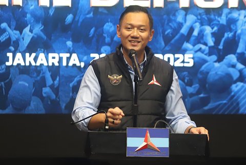 Ketua Umum Partai Demokrat Agus Harimurti Yudhoyono (AHY) saat menghadiri Proklamasi Democracy Forum" Challenges To The Us Democracy & Its Impact On Global Politics" dan Pengukuhan Ikatan Keluarga Alumni  Akademi Demokrat di Gedung DPP Demokrat, Jakarta, Senin (21 Juli 2025).