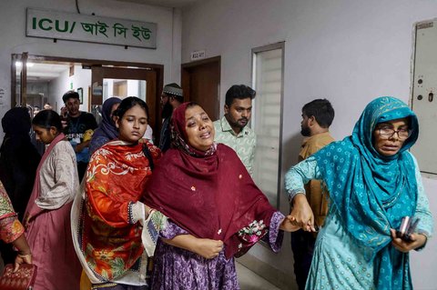 Keluarga korban menangis di rumah sakit setelah   setelah sebuah jet latih Angkatan Udara jatuh di sebuah sekolah di Dhaka, Bangladesh, Senin (21/07/2025).
