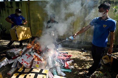 Petugas Bea Cukai membakar rokok sitaan dari perdagangan ilegal di Banda Aceh, Selasa (22/07/2025).