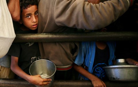 Anak-anak Palestina menunggu makanan di dapur amal di daerah Mawasi, Khan Yunis, Jalur Gaza Selatan, Selasa (22/07/2025).<br />AFP