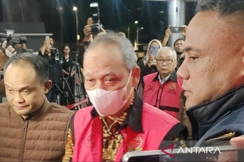 Kejagung mengungkap mantan Direktur Keuangan Sritex, AMS, diduga menggunakan kredit Bank DKI untuk melunasi utang MTN, bukan modal kerja. Simak detail kasus korupsi ini!