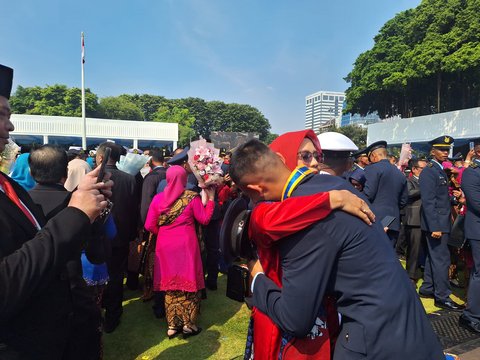 Perwira TNI AU Sujud di Kaki Ibu Usai Dilantik
