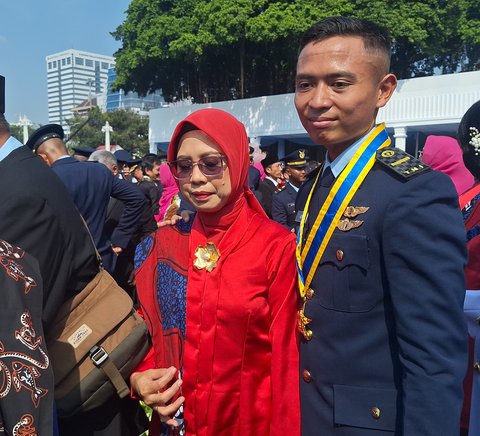 Perwira TNI AU Sujud di Kaki Ibu Usai Dilantik