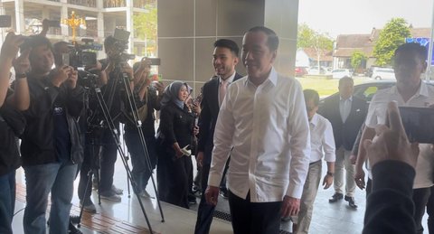 Jokowi bawa ijazah asli UGM
