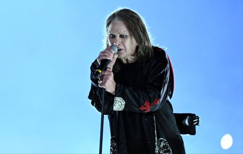 Penyanyi Inggris Ozzy Osbourne tampil dalam upacara penutupan Commonwealth Games di Stadion Alexander di Birmingham, Inggris bagian tengah, (08/08/202pada 8 Agustus 2022).