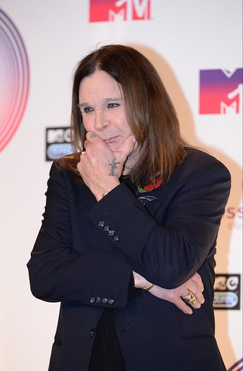 Penyanyi Inggris Ozzy Osbourne berpose di belakang panggung setelah dianugerahi gelar 'Ikon Global' pada MTV Europe Music Awards (EMA) 2014 di Glasgow, Skotlandia(09/11/2014).