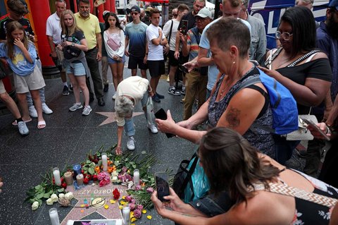 Para penggemar berkumpul di tugu Bintang Ozzy Osbourne di Hollywood Walk of Fame,  Los Angeles. (22/07/2025).