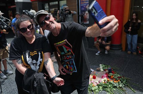 Para penggemar berkumpul di tugu Bintang Ozzy Osbourne di Hollywood Walk of Fame,  Los Angeles. (22/07/2025).