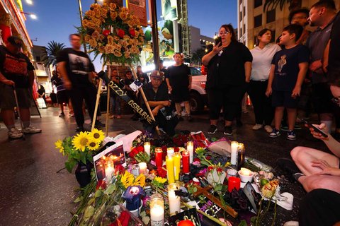Para penggemar berkumpul di tugu Bintang Ozzy Osbourne di Hollywood Walk of Fame,  Los Angeles. (22/07/2025).