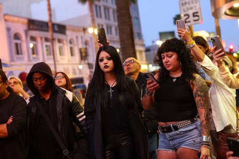 Para penggemar berkumpul di tugu Bintang Ozzy Osbourne di Hollywood Walk of Fame,  Los Angeles. (22/07/2025).