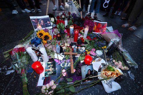 Karangan bunga, foto dan lilin di tugu Bintang Ozzy Osbourne di Hollywood Walk of Fame,  Los Angeles. (22/07/2025).