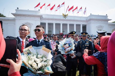 Para perwira baru TNI AU disambut oleh keluarga setelah upacara pelantikan sekitar 2.000 lulusan Akademi Militer dan Kepolisian di Istana Kepresidenan, Jakarta, Rabu (23/07/2025).<br />AFP/ Yasuyoshi Chiba