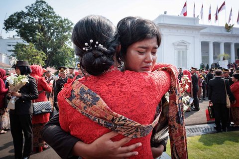 Seorang perwira polisi menangis haru setelah upacara pelantikan sekitar 2.000 lulusan Akademi Militer dan Kepolisian di Istana Kepresidenan, Jakarta, Rabu (23/07/2025).