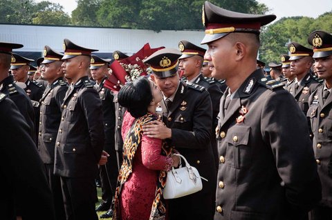 Seorang perwira polisi baru Indonesia mendapatkan  ucapan selamat dari ibunya setelah upacara pelantikan sekitar 2.000 lulusan Akademi Militer dan Kepolisian di Istana Kepresidenan, Jakarta, Rabu (23/07/2025).
