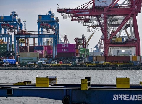 Suasana aktivitas di Terminal Peti Kemas Internasional Jakarta, Pelabuhan Tanjung Priok, Jakarta, pada Senin (7/7/2025). Presiden Amerika Serikat Donald Trump secara resmi memutuskan tetap memberlakukan tarif impor sebesar 32 persen terhadap seluruh produk asal Indonesia yang masuk ke pasar AS.
