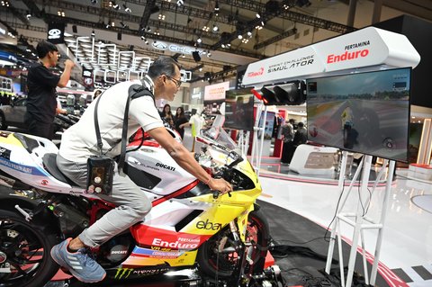 Pertamina hadirkan pengalaman berkendara ala Moto GP di game simulator yang terdapat di booth Pertamina pada acara GIIAS 2025