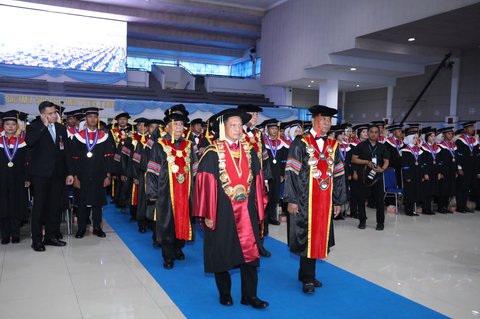 Mendagri Tito Karnavian dalam wisuda IPDN.