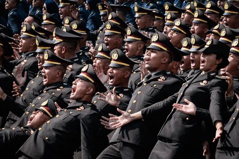 Presiden Prabowo Subianto saat menyematkan tanda pangkat kepada perwira remaja peraih Adhi Makayasa saat Upacara Prasetya Perwira (Praspa) TNI dan Polri tahun 2025 di Istana Kepresidenan, Jakarta, Rabu (23/07/2025).