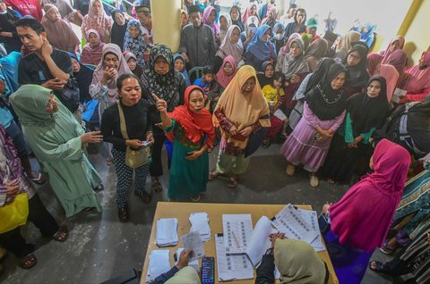 Keluarga Penerima Bantuan Pangan (PBP)  antri untuk menerima Bantuan Pangan Non Tunai (BPNT)  beras 20 kg di Kantor Kelurahan Rangkapan Jaya Baru, Depok, Jawa Barat, Kamis, (24/07/2025)