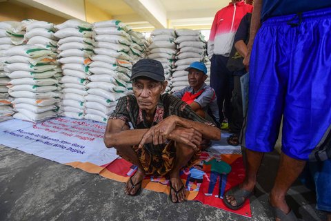 Keluarga Penerima Bantuan Pangan (PBP)  antri untuk menerima Bantuan Pangan Non Tunai (BPNT)  beras 20 kg di Kantor Kelurahan Rangkapan Jaya Baru, Depok, Jawa Barat, Kamis, (24/07/2025)